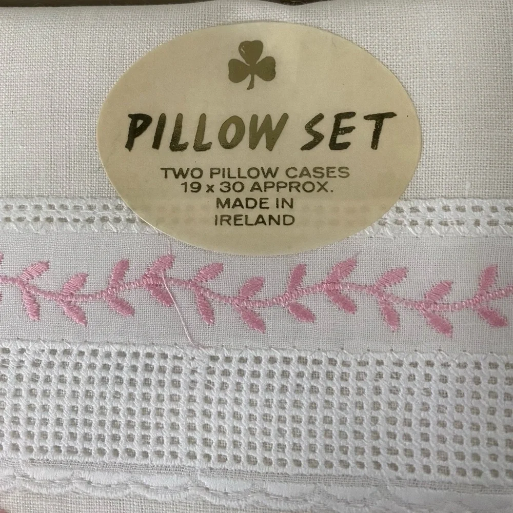 NIB 2 Dreamweave Cotton Pillowcases Made in Ireland Pink White - Picture 2 of 9